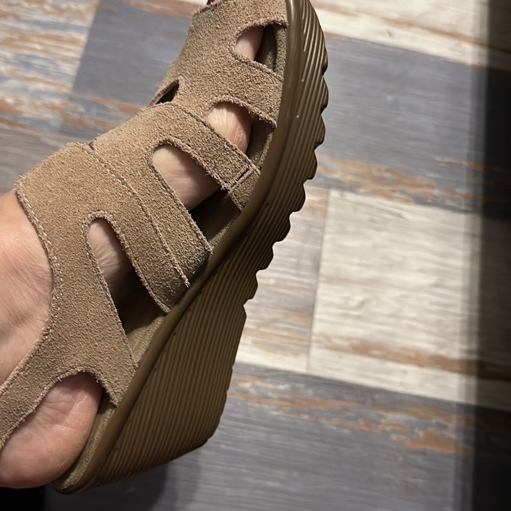 Sketchers memory foam tan suede wedges with Velcro strap size 8 - Picture 8 of 8